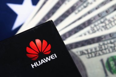 Cep telefonu şirketi Huawei bayrak ve Abd doları arka planda. çatışma ülkeleri Abd-Çin. Iş. Stavropol, Haziran 2019