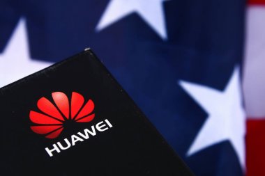 Cep telefonu şirketi Huawei bayrak ve Abd doları arka planda. çatışma ülkeleri Abd-Çin. Iş. Stavropol, Haziran 2019