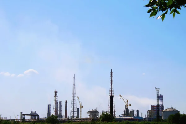 Chaminé industrial de fumo. tubos polui cidade atmosfera. ambiente, emissões recursos hídricos . — Fotografia de Stock