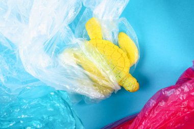Okyanus probleminde plastik kirliliği. Deniz Kaplumbağası plastik torba. Ekol