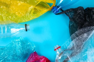 Geri dönüşüm için kullanılan plastik şişe ve çanta, kavramsal. Sıfır wa