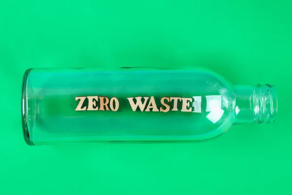 Zero Waste concept. Lege glazen fles voor Zero Waste winkelen een — Stockfoto