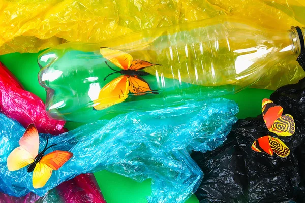 Umweltverschmutzung durch Plastik in der Natur. Schmetterlinge p — Stockfoto