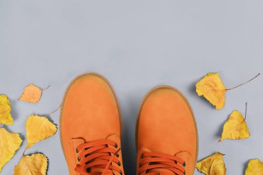 Gri pastel arka planda turuncu kahverengi Mens sonbahar botlar. Üstteki görünüm, kopya alanı.