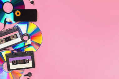 Evrim müziği kavramı. Kaset, CD-disk, MP3 çalar. Klasik ve modernlik. Müzik desteği.