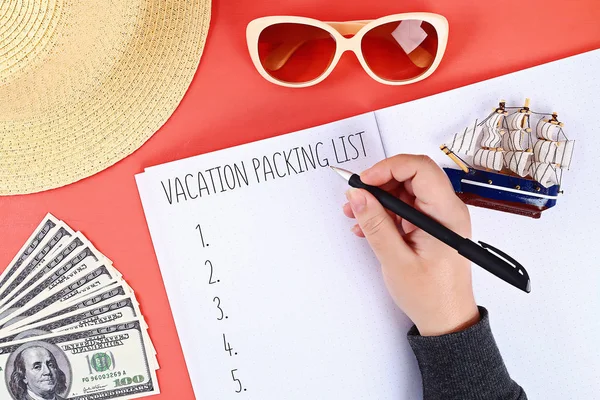 Lista d'imballaggio per vacanza estiva su foglio di notebook. Concetto di viaggio vacanza . — Foto Stock