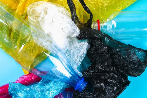Μεταχειρισμένα πλαστικά μπουκάλια και σακούλες για ανακύκλωση, εννοιολογικά. Μηδέν απόβλητα. Ρύπανση — Φωτογραφία Αρχείου