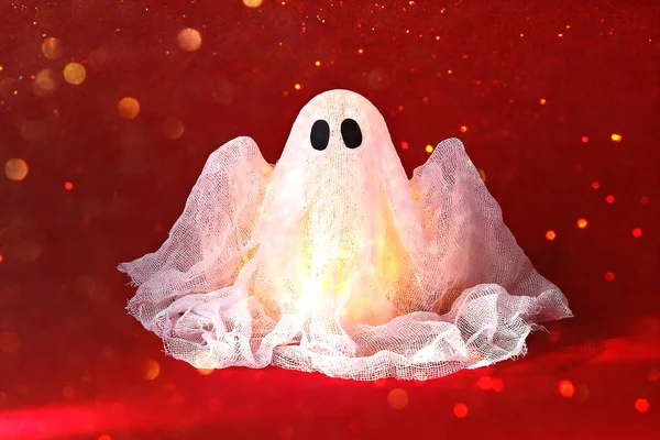 Хэллоуин призрак крахмала и марли на оранжевом фоне. Идея подарка, декор Хэллоуин . — стоковое фото