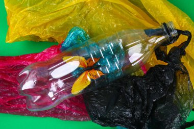Çevresel sorun doğada plastik kirliliği. Kelebekler plastik şişeler. Sıfır atık. Ekoloji