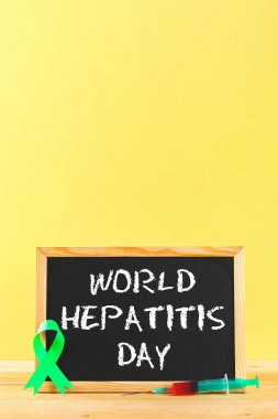 Metin Dünya Hepatit Günü ile Chalkboard. 28 Haziran.