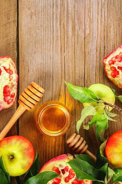 Rosh hashaná judío concepto de vacaciones de Año Nuevo. Símbolo tradicional. Manzanas, miel, granada — Foto de Stock