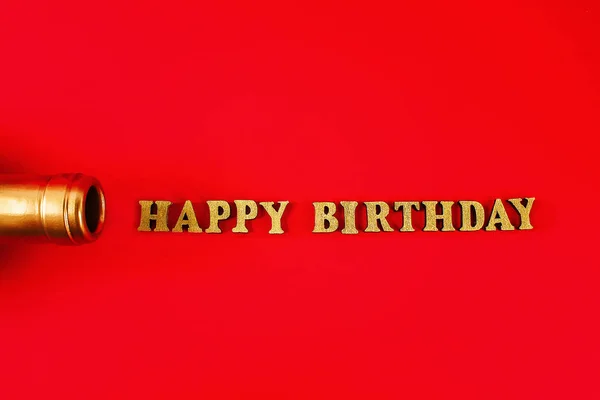 Texto Feliz aniversário colocado fora de letras de ouro sobre fundo bonito. Garrafa dourada pescoço . — Fotografia de Stock