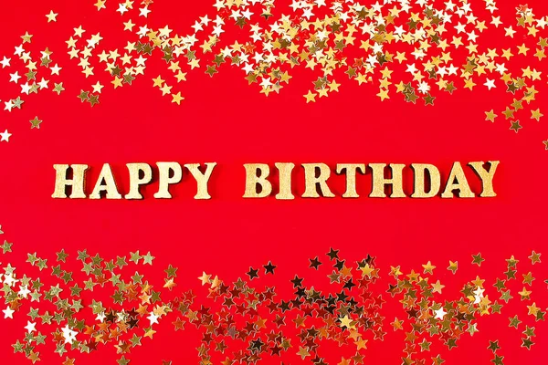 Tekst Happy urodziny ułożone z złotych liter na pięknym tle. Złote gwiazdki konfetti. — Zdjęcie stockowe