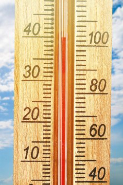 Termometre güneş yaz gününde 40 derecenin üzerinde sıcaklık gösteriyor..