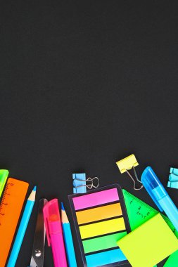 Tasarım için hazır bir tahta arka plan üzerinde okul malzemeleri. Düz yatıyordu. Üst görünüm. Boşluk Kopyala.