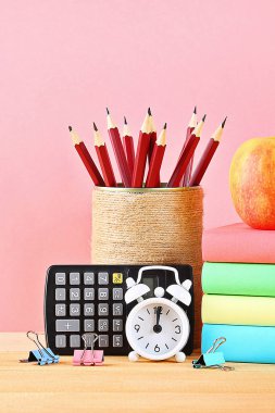 Pembe arka planda okul ve ofis malzemeleri. Okula geri dön.