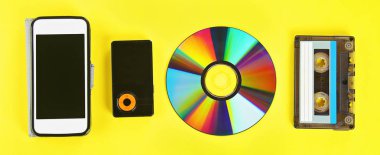kavram evrim müzik. Kaset, Cd-disk, mp3 çalar, cep telefonu. Vintage, modernite. Afiş.