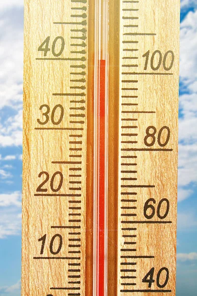 晴天显示40度高温的温度计. — 图库照片