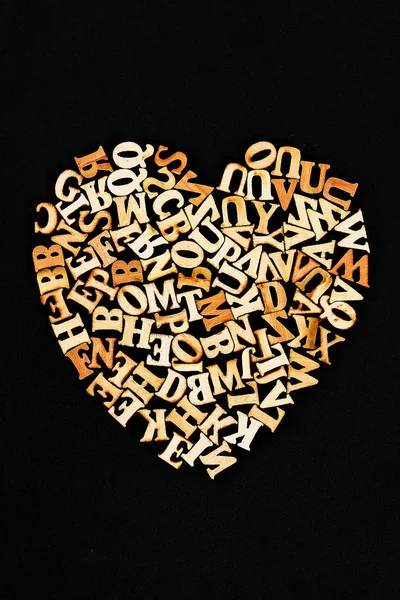 Houten letters in de vorm van een cirkel, hart, appel op een krijtbord. — Stockfoto