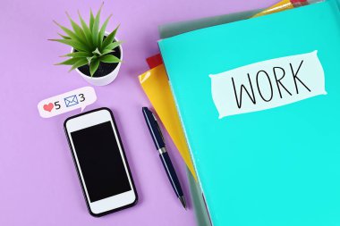 Erteleme, gecikme ve aciliyet kavramı. Telefon sosyal ağ uyarıları nın çalışma dikkatini dağıtıyor.