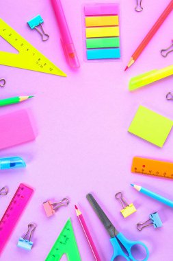 Tasarım için hazır bir menekşe arka plan üzerinde okul malzemeleri. Düz yatıyordu. Üst görünüm. Boşluk Kopyala.