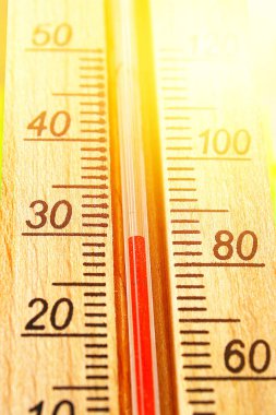 Termometre yüksek 30 derece sıcak hava yaz günü güneşin altında görüntüleme.