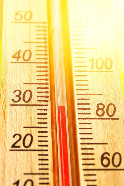 太阳夏日温度高30度高温温度计. — 图库照片