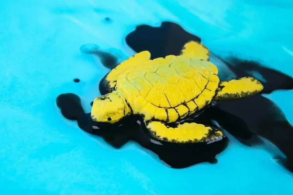 Skildpadde i olie. forurening i havet miljøproblem. Økologisk situation på verdensplan - Stock-foto