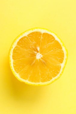 Pastel renkli parlak arka plan üzerinde bir turuncu meyve Slice üstten görünüm.