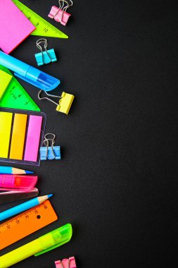 Tasarım için hazır bir tahta arka plan üzerinde okul malzemeleri. Düz yatıyordu. Üst görünüm. Boşluk Kopyala.