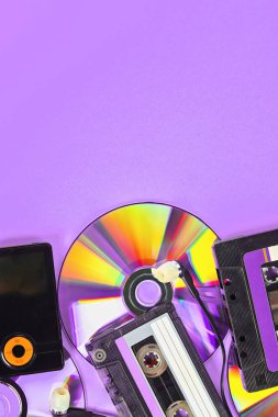 Evrim müziği kavramı. Kaset, CD-disk, MP3 çalar. Klasik ve modernlik. Müzik desteği.