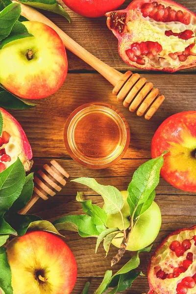 Rosh hashaná judío concepto de vacaciones de Año Nuevo. Símbolo tradicional. Manzanas, miel, granada . — Foto de Stock