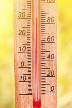 Termometre yüksek 30 derece sıcak hava yaz günü güneşin altında görüntüleme.