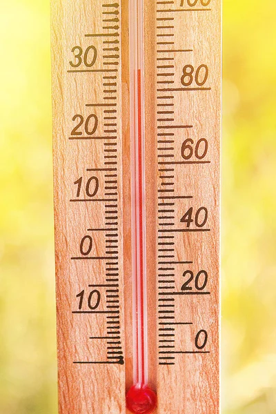 太阳夏日温度高30度高温温度计. — 图库照片