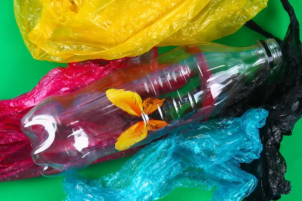 Plastforurening i miljøproblemets natur. Sommerfugle plastflasker. Nul affald. Økologi - Stock-foto