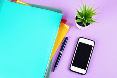 Erteleme, gecikme ve aciliyet kavramı. Telefon iş sosyal ağ uyarıları distracts.