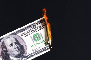100 Amerikan doları ateş ateşinde yanıyor. dolar çöküşü. Devalüasyon. Düşen para birimi