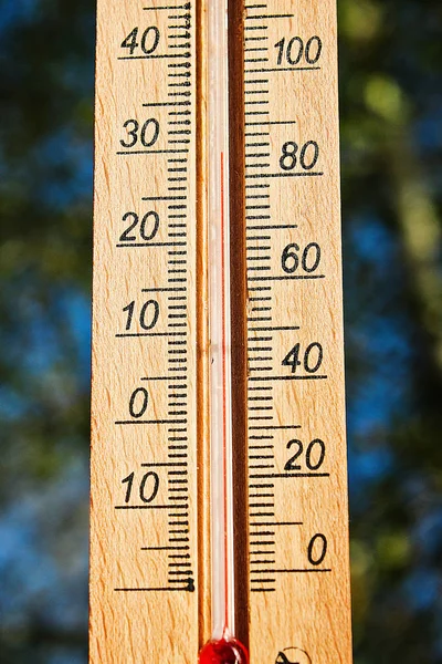 Θερμόμετρο με εμφάνιση υψηλού βαθμού 30 καυτές θερμοκρασίες στον ήλιο μέρα του καλοκαιριού. — Φωτογραφία Αρχείου