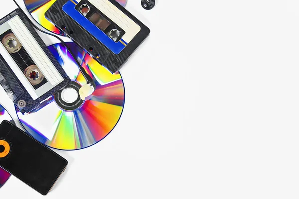 Het concept van Evolution muziek. Cassette, CD-disk, MP3-speler. Vintage en moderniteit. Muziek ondersteuning. — Stockfoto