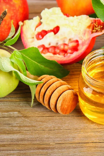 Rosh hashanah judiska nyåret semester koncept. Traditionell symbol. Äpplen, honung, granatäpple. — Stockfoto