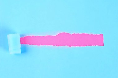 İleti için alan ile yırtık renk sarılmış kağıt. Arka plandaki kağıtta delik yırtılmış. Kopyalama alanı