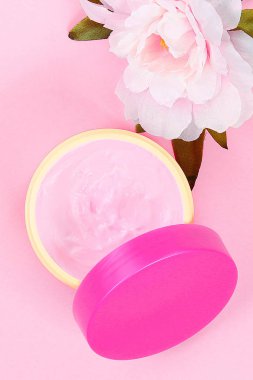 güzel peonys ile pastel bir arka planda bir kavanoz bir bakım kremi. Anti-Aging Krem.