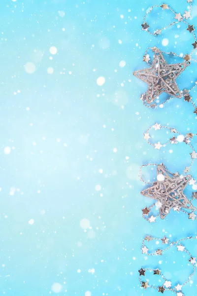 Composición navideña de juguetes de árbol de Navidad. Decoración blanca sobre fondo azul . —  Fotos de Stock