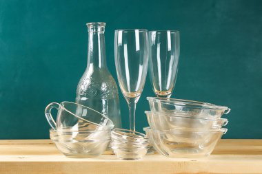 Cam. Cam tabaklar, bardaklar, kaseler. Tabaklar rafta. Mutfak.