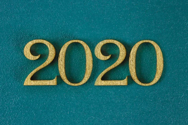 Gelukkig Nieuwjaar 2020. Creatieve tekst gelukkig Nieuwjaar 2020 geschreven in gouden houten letters. — Stockfoto