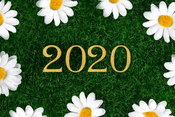 Gelukkig Nieuwjaar 2020. Creatieve tekst gelukkig Nieuwjaar 2020 geschreven in gouden houten letters. — Stockfoto