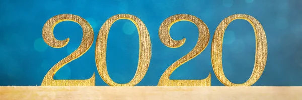 С Новым 2020 годом. Творческий текст С Новым 2020 годом, написанный золотыми деревянными буквами. Баннер . — стоковое фото