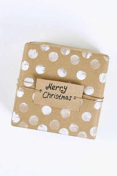 Layout natalizio. Confezione originale di regali fai da te su sfondo bianco . — Foto Stock
