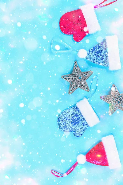 Рождественская композиция из игрушек. Белый декор на синем фоне . — стоковое фото