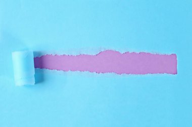 İleti için alan ile yırtık renk sarılmış kağıt. Arka plandaki kağıtta delik yırtılmış. Kopyalama alanı